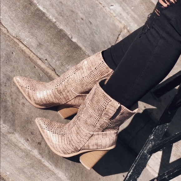 🆕Lana Rose Gold Snake Skin Cowboy Boots - Picture 7 of 7